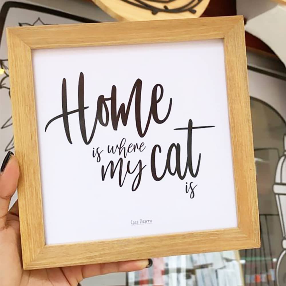 Cuadro con dedicatoria "Home is where my cat is" hecho en madera por Casa Pizarro 17 x 17 cm