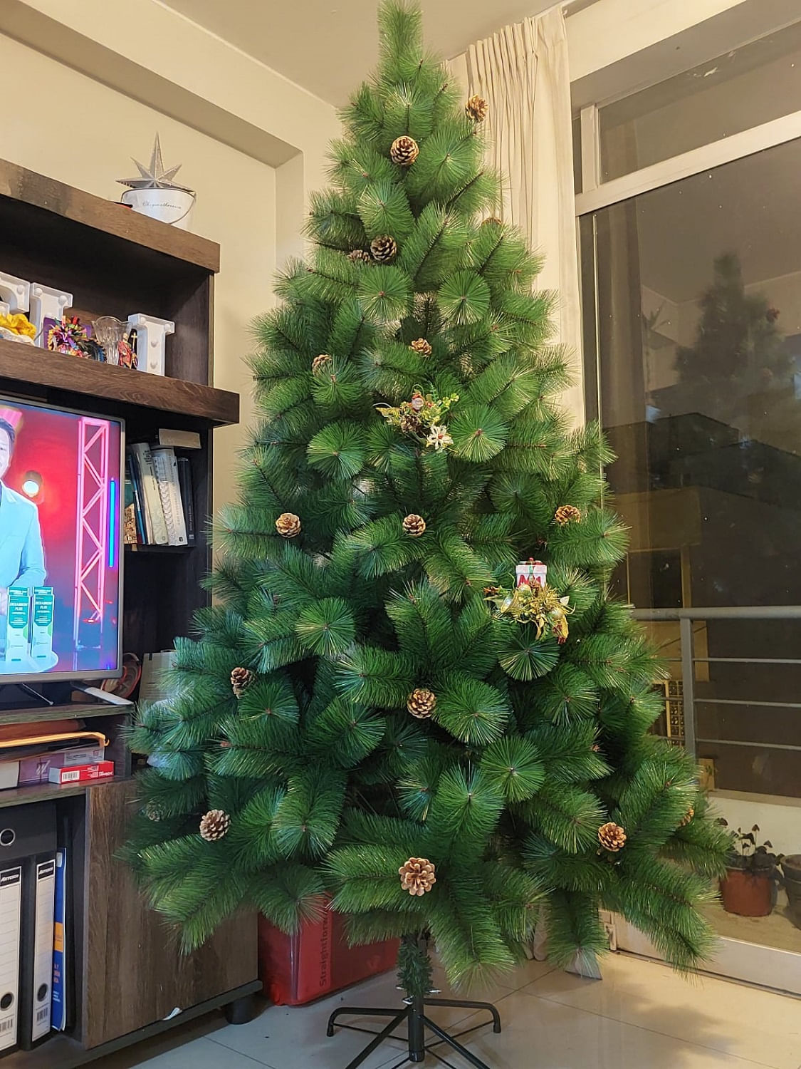 Arbol de Navidad de 1.80 cm con piñas decorativas