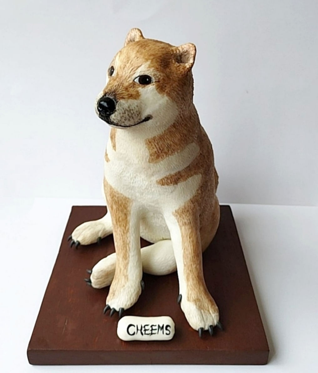 Figura de Perro Meme Cheems con Base de Madera y Nombre