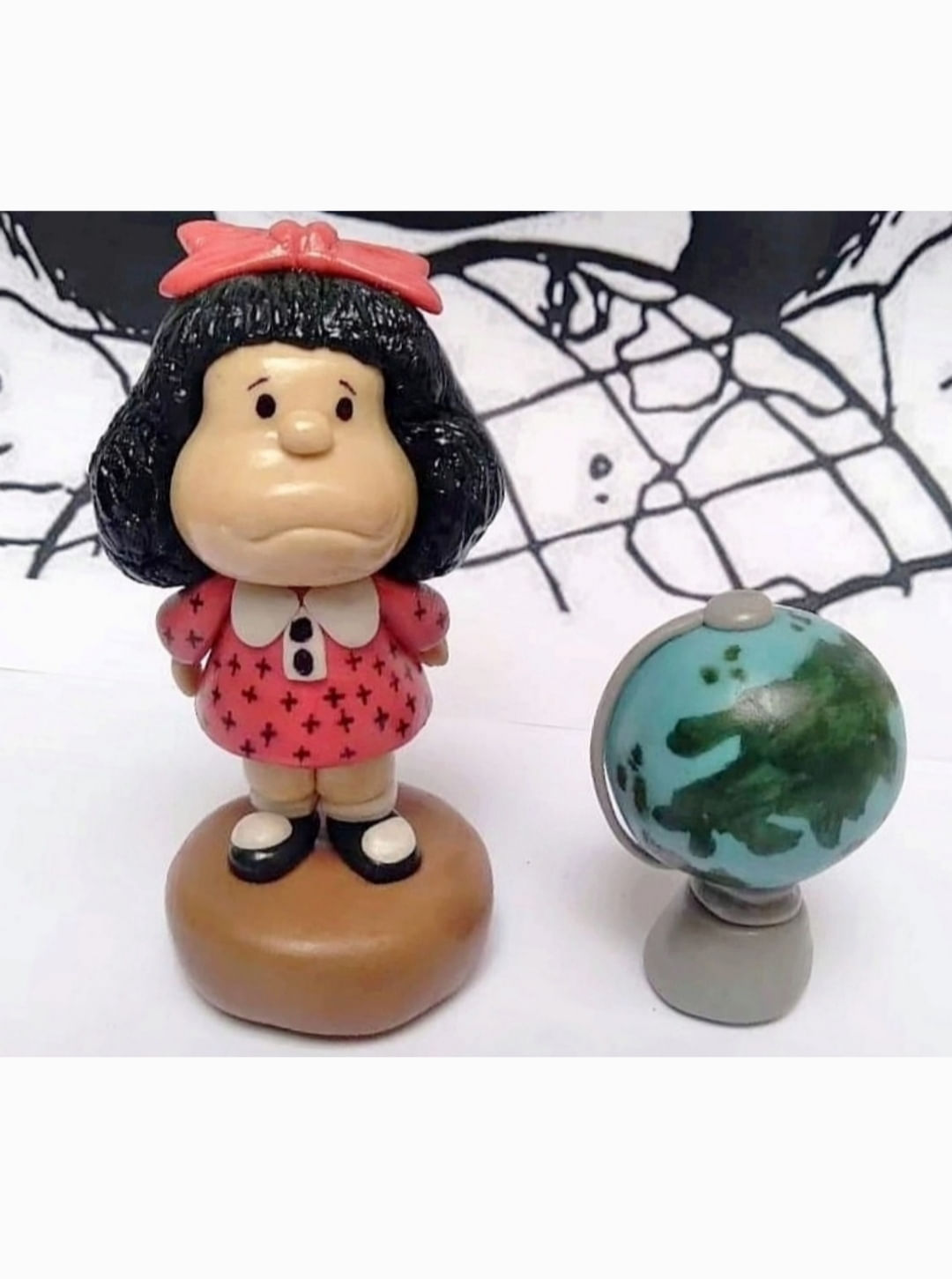 Figura Replica de Mafalda con Globo Terráqueo