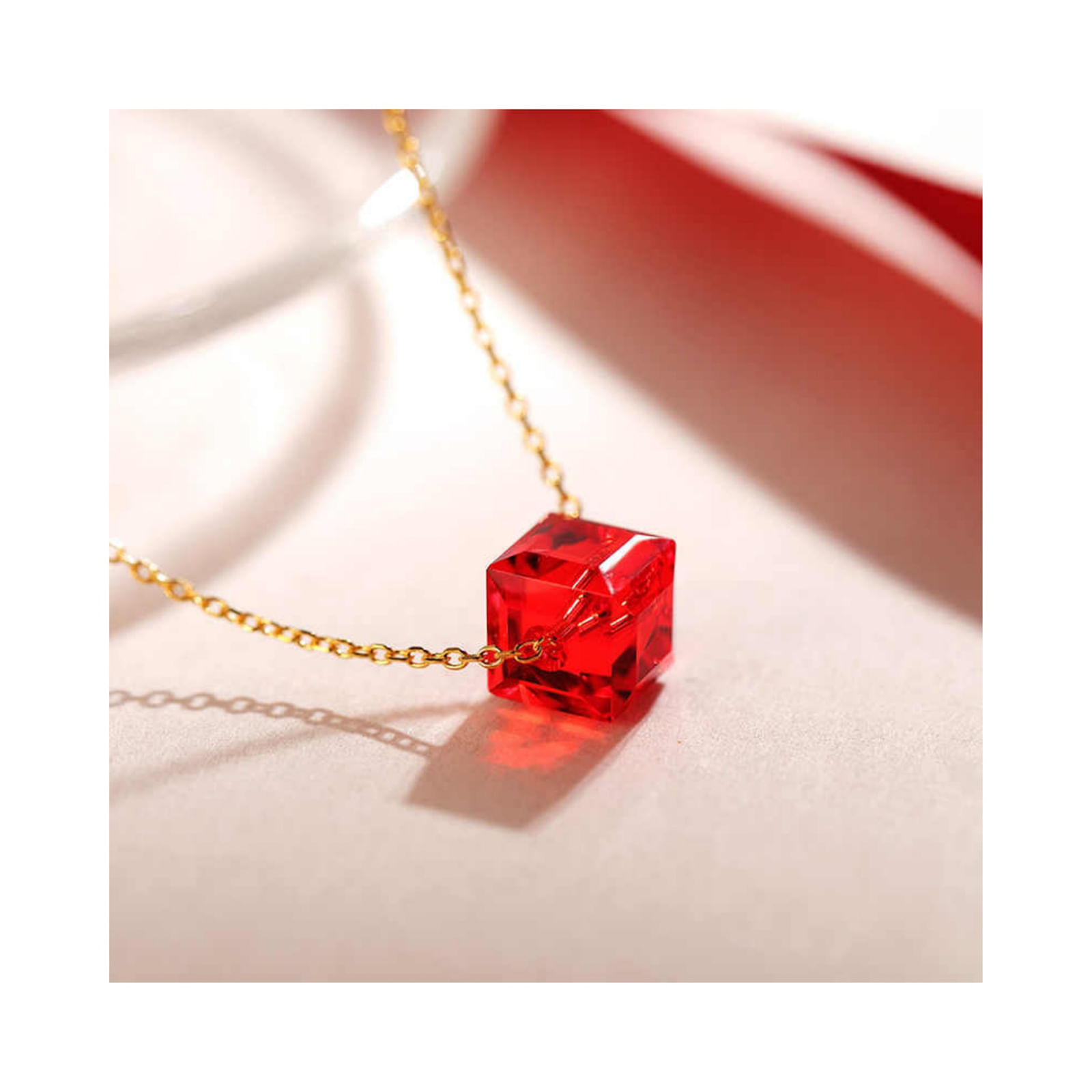 Collar Sifrah Shop para Mujer dije Cubo Rojo Swarovski Dorado